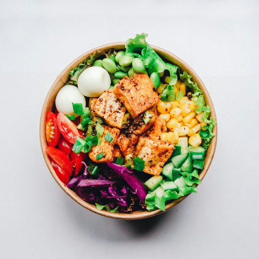 Meal prep semanal con recipientes de comida preparada