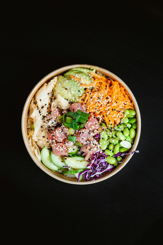 Poke bowl de salmón ahumado con aguacate y vegetales frescos