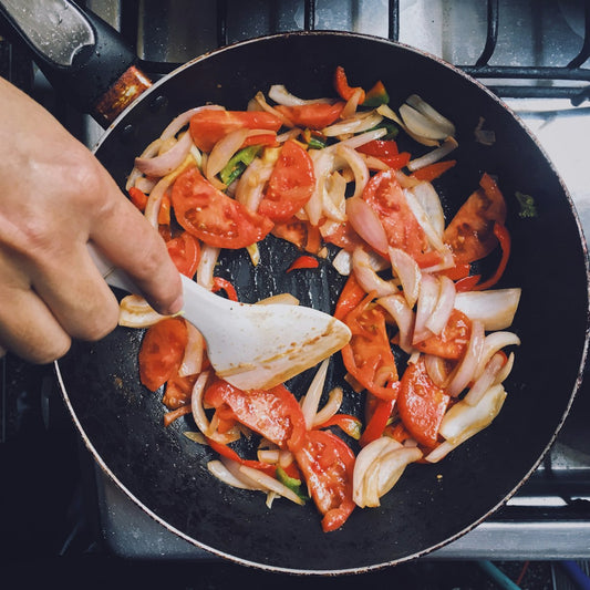 Sartén con hogao colombiano — cebolla y tomate cocinados lentamente