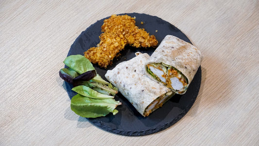 Pechuga desmechada servida en wrap con vegetales frescos