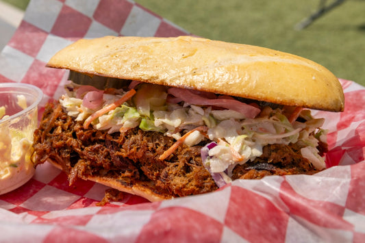 Pulled pork BBQ desmechado en sandwich artesanal